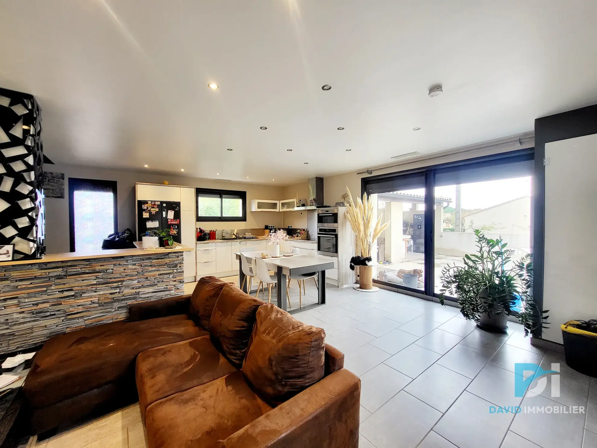 Villa à Montblanc de 92 m² avec combles aménagés, proche commodités 