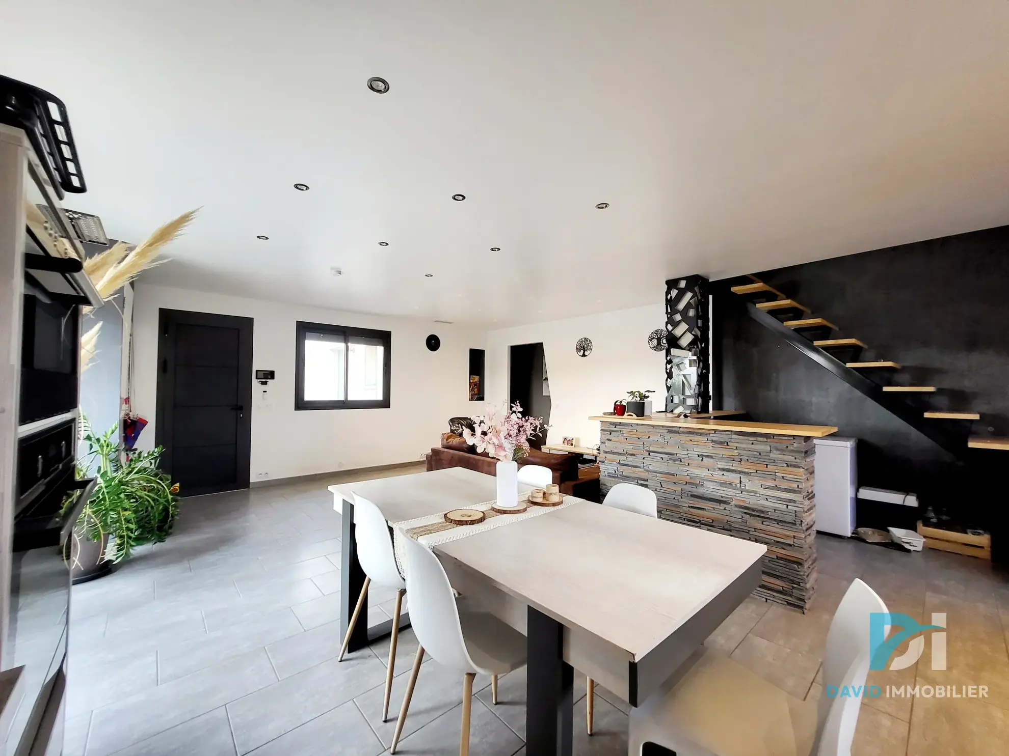 Villa à Montblanc de 92 m² avec combles aménagés, proche commodités 