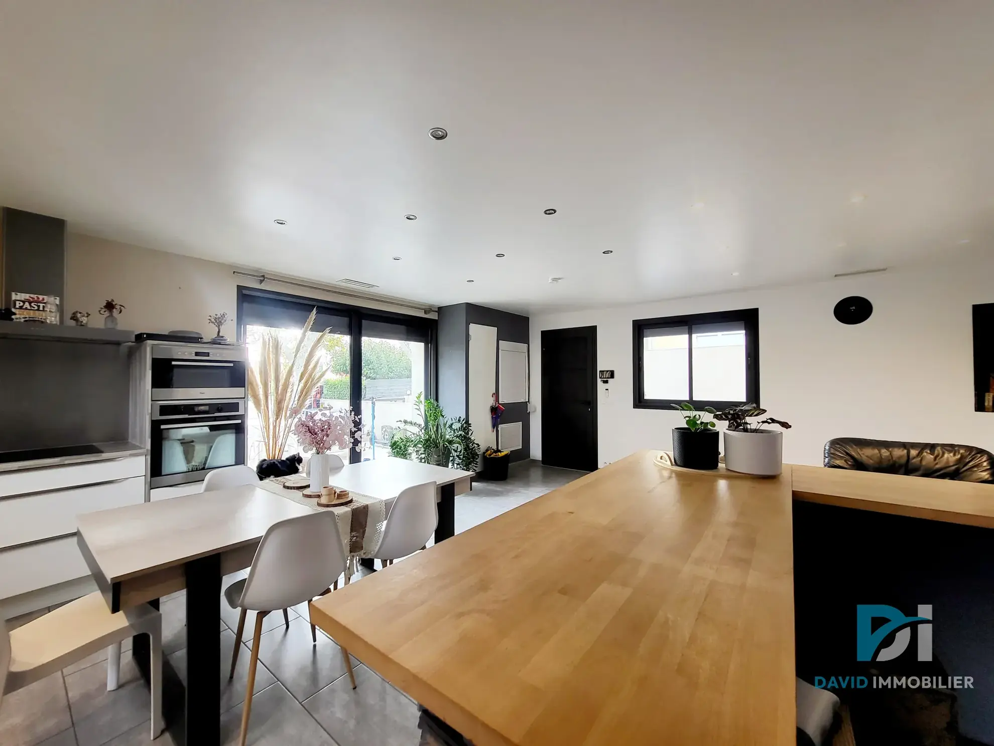 Villa à Montblanc de 92 m² avec combles aménagés, proche commodités 