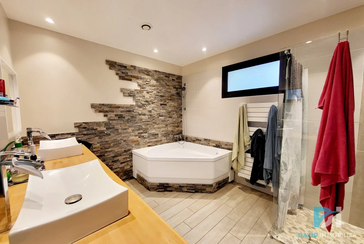 Villa à Montblanc de 92 m² avec combles aménagés, proche commodités 