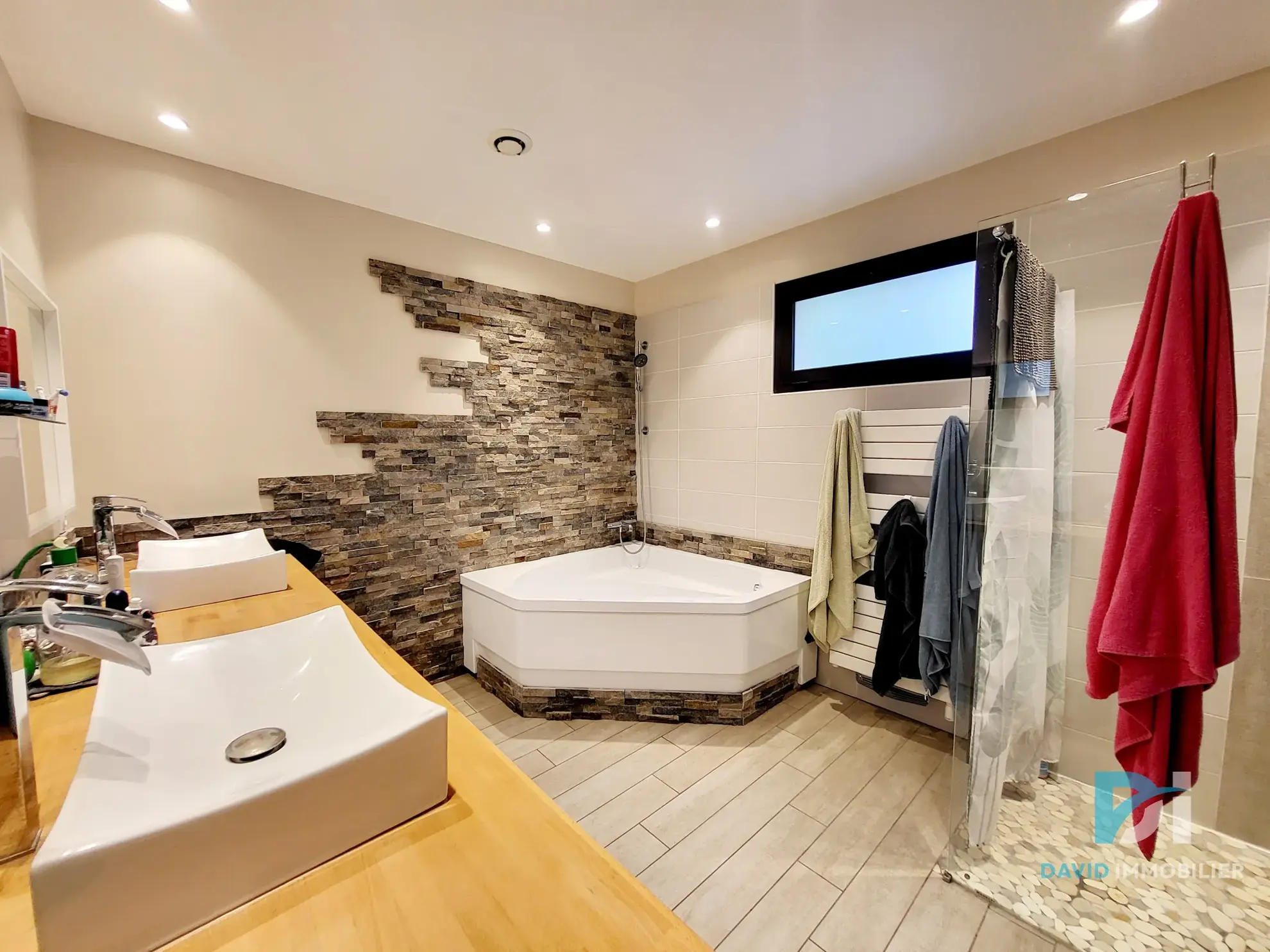 Villa à Montblanc de 92 m² avec combles aménagés, proche commodités 
