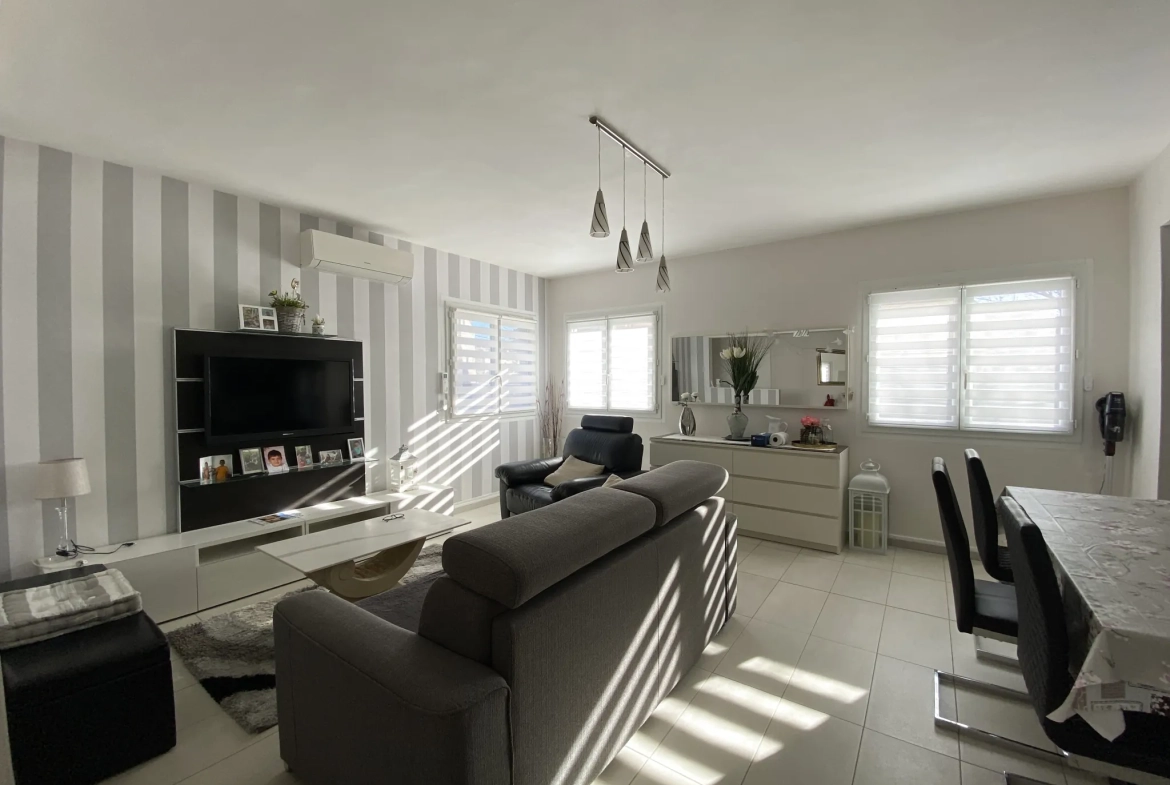 Maison 3 pièces avec jardin et stationnements à Vias, centre-ville 