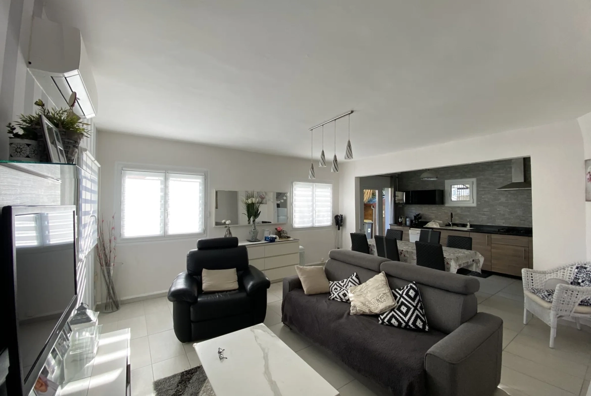 Maison 3 pièces avec jardin et stationnements à Vias, centre-ville 