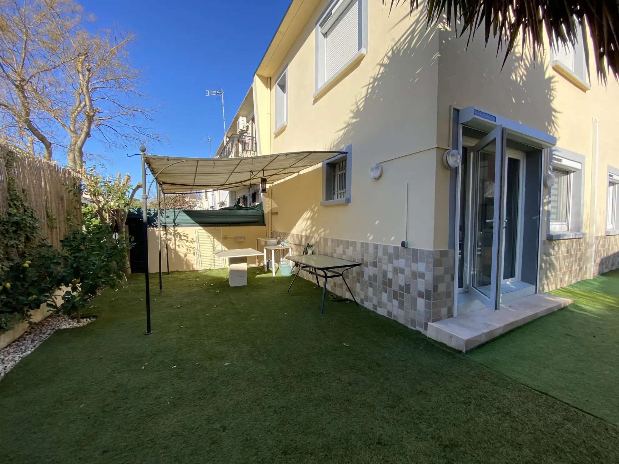 Maison 3 pièces avec jardin et stationnements à Vias, centre-ville 
