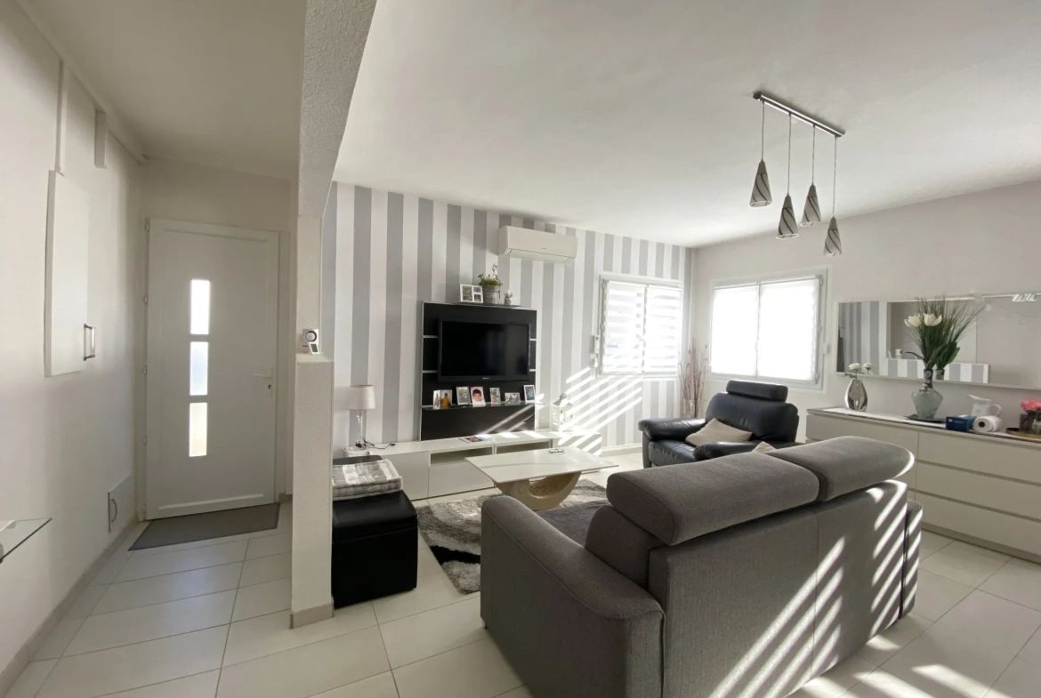 Maison 3 pièces avec jardin et stationnements à Vias, centre-ville 