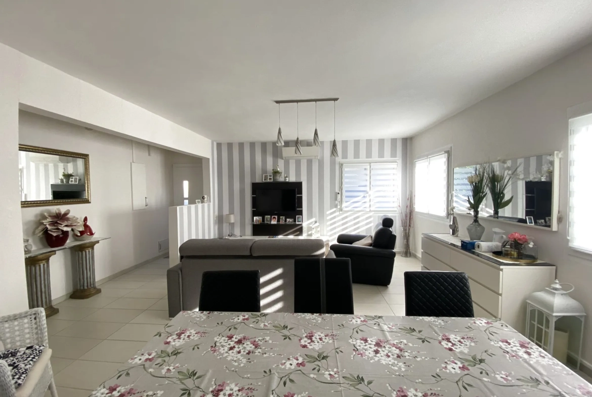 Maison 3 pièces avec jardin et stationnements à Vias, centre-ville 