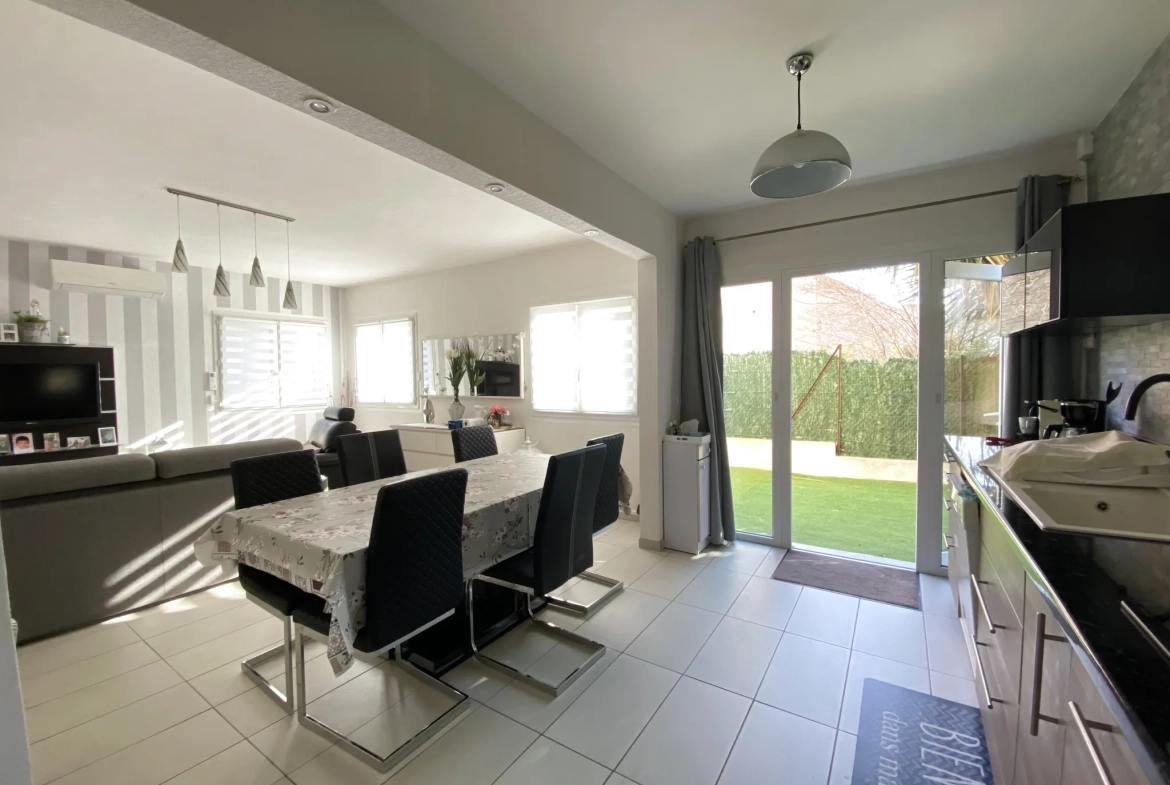 Maison 3 pièces avec jardin et stationnements à Vias, centre-ville 
