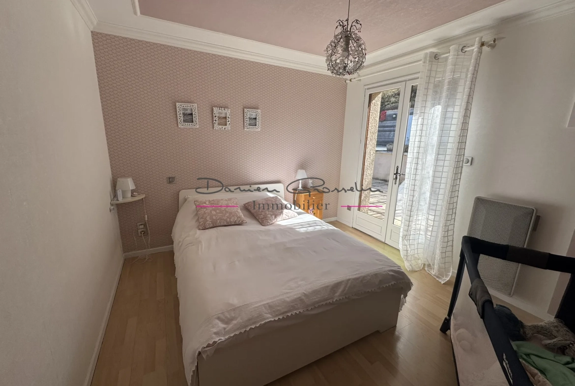 Maison de 200m² avec piscine à Thizy-les-Bourgs - Charme et confort 