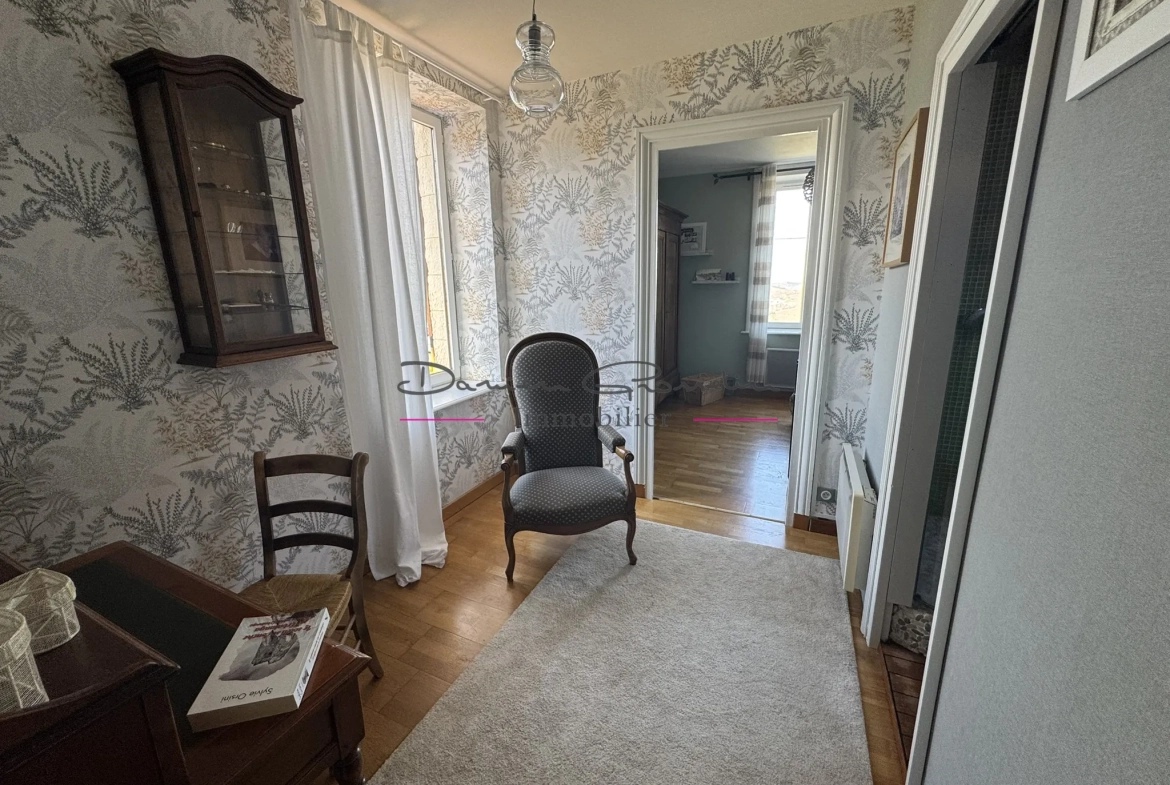 Maison de 200m² avec piscine à Thizy-les-Bourgs - Charme et confort 
