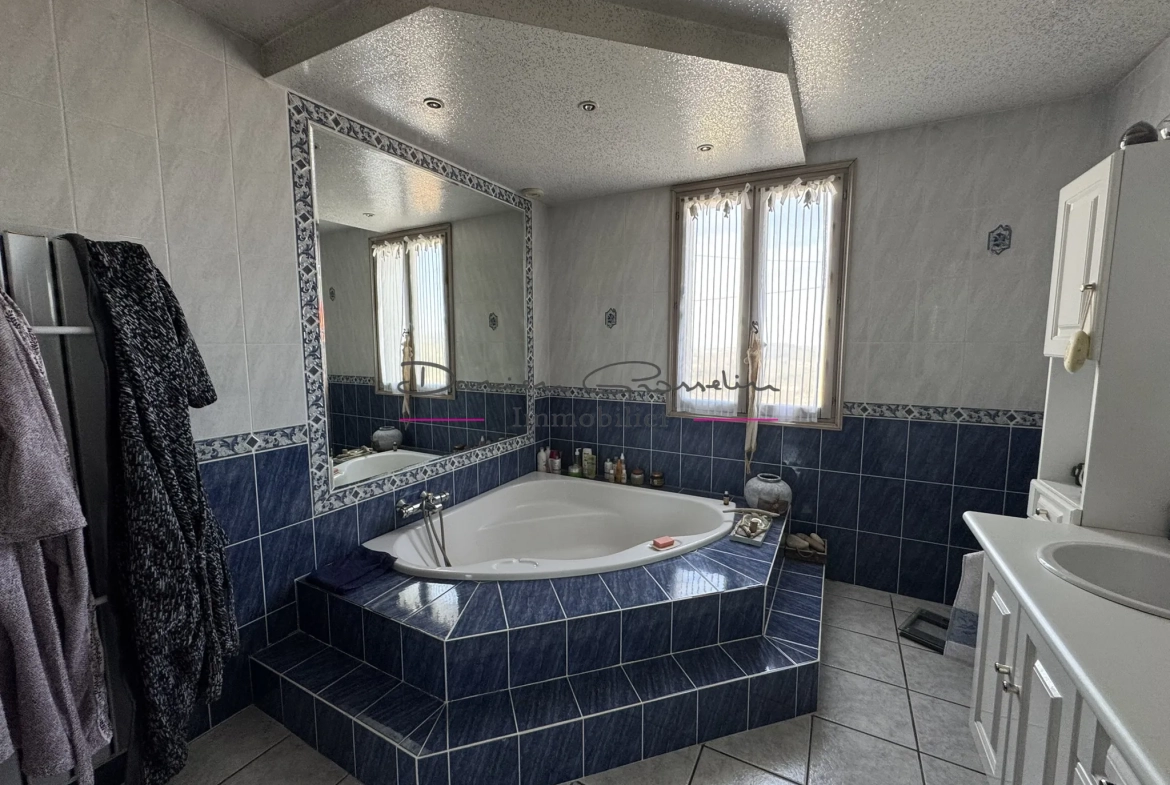 Maison de 200m² avec piscine à Thizy-les-Bourgs - Charme et confort 
