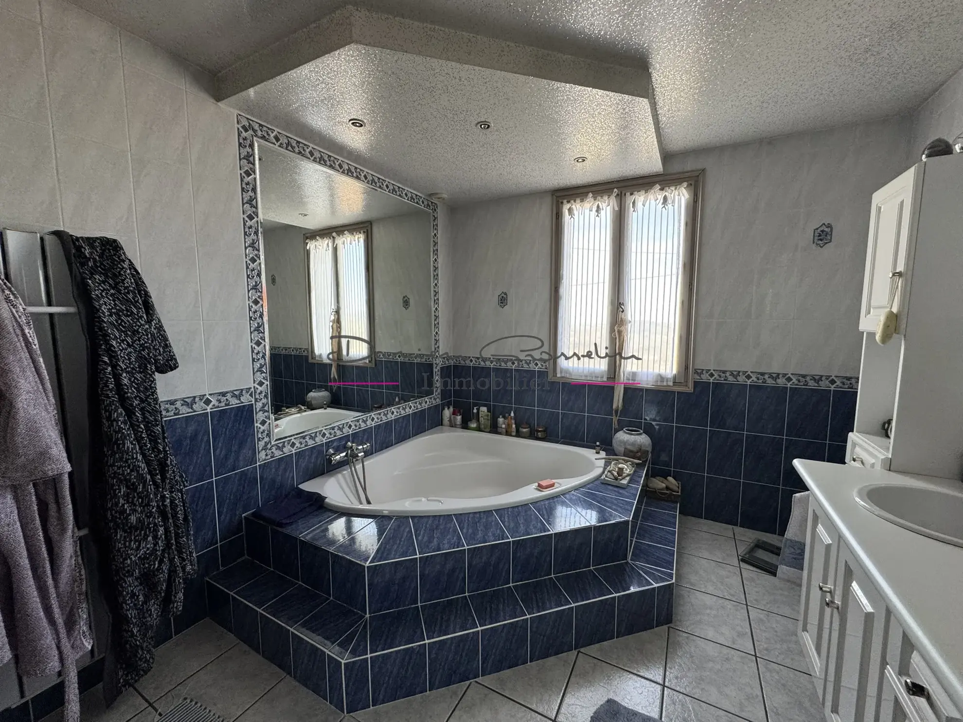 Maison de 200m² avec piscine à Thizy-les-Bourgs - Charme et confort 