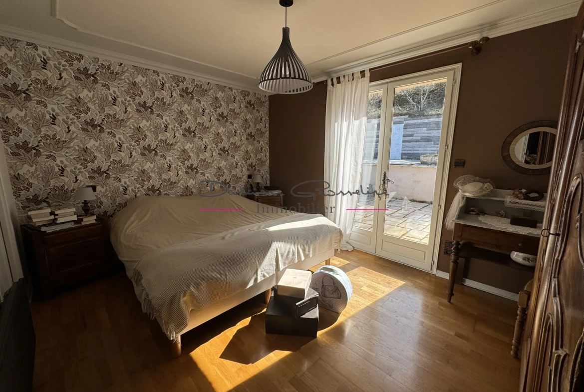 Maison de 200m² avec piscine à Thizy-les-Bourgs - Charme et confort 