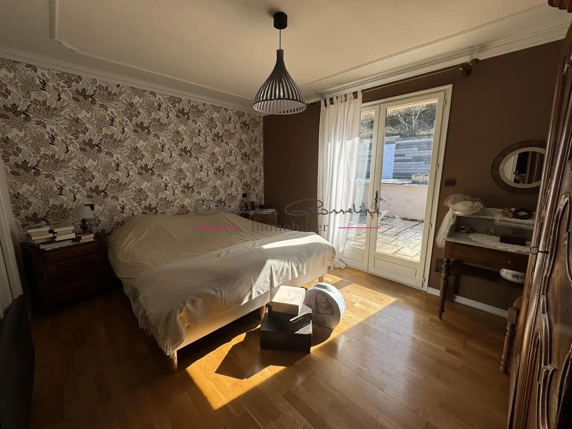 Maison de 200m² avec piscine à Thizy-les-Bourgs - Charme et confort 