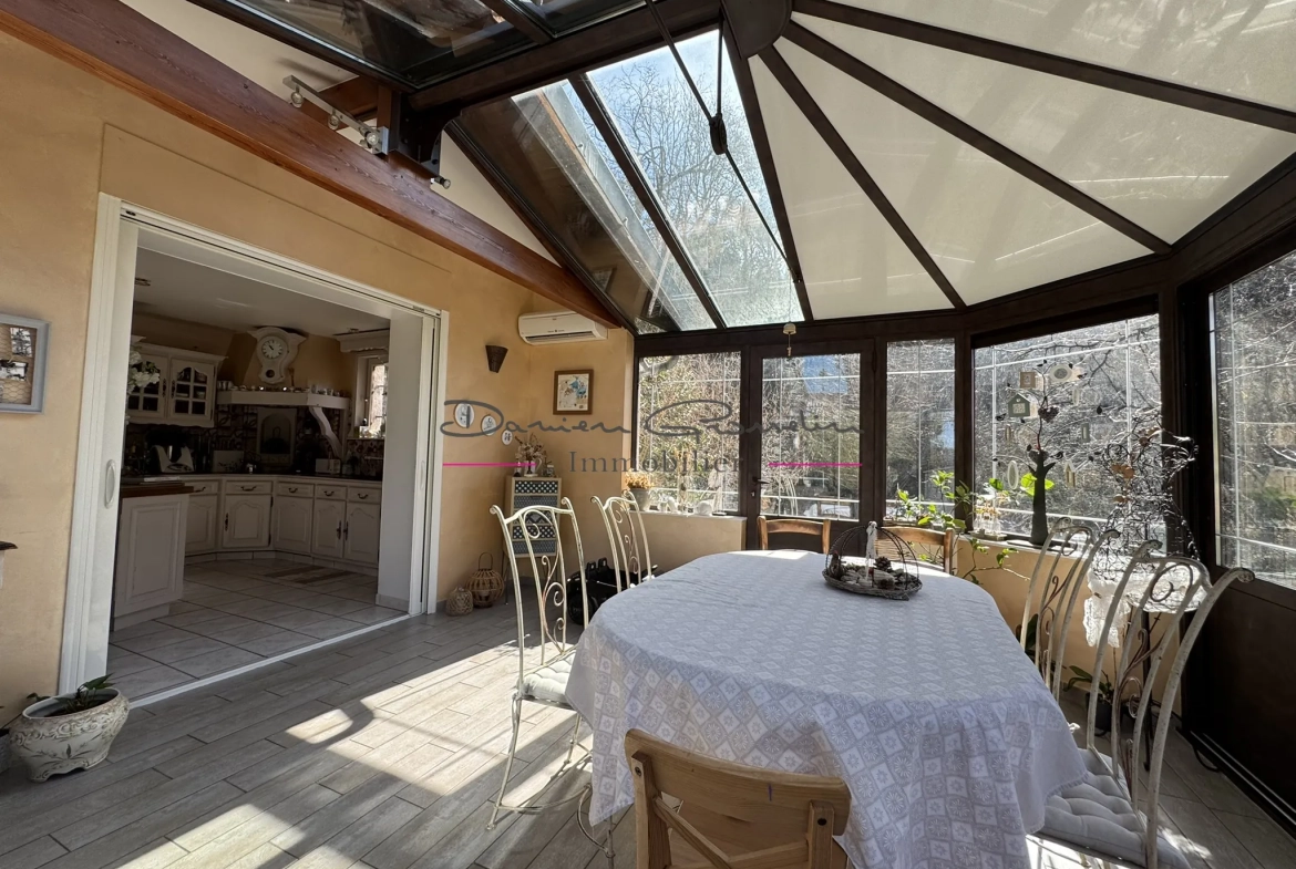 Maison de 200m² avec piscine à Thizy-les-Bourgs - Charme et confort 