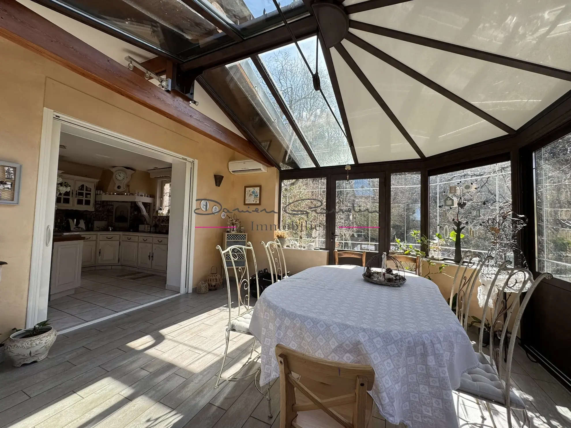 Maison de 200m² avec piscine à Thizy-les-Bourgs - Charme et confort 