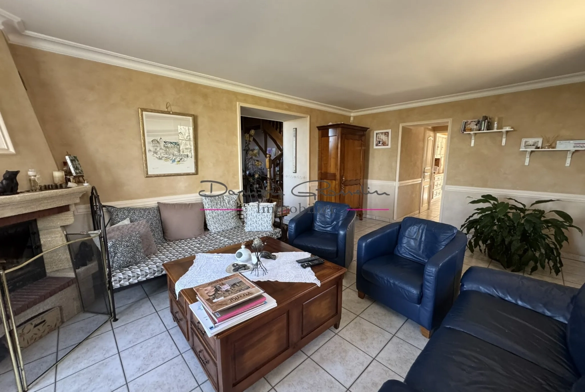 Maison de 200m² avec piscine à Thizy-les-Bourgs - Charme et confort 