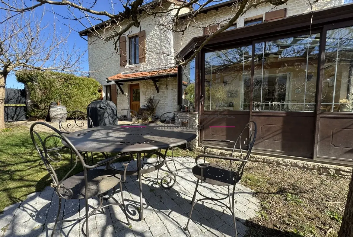 Maison de 200m² avec piscine à Thizy-les-Bourgs - Charme et confort 