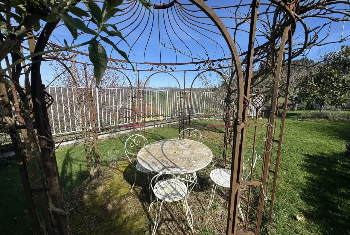 Maison de 200m² avec piscine à Thizy-les-Bourgs - Charme et confort 