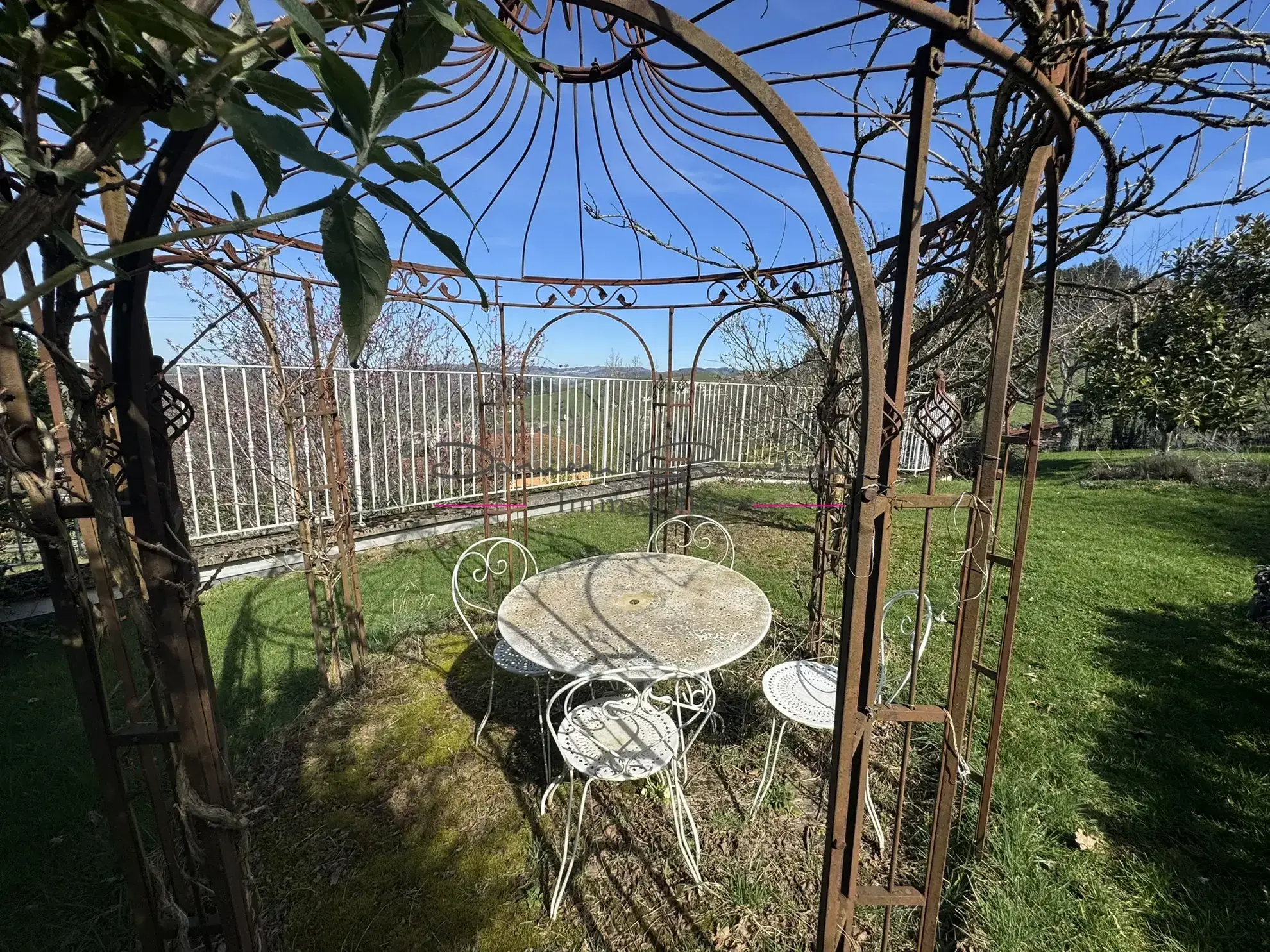 Maison de 200m² avec piscine à Thizy-les-Bourgs - Charme et confort 