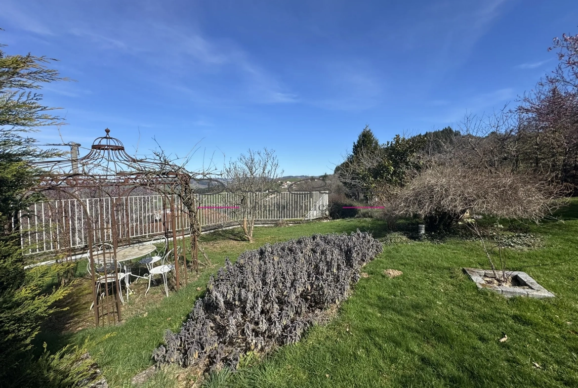 Maison de 200m² avec piscine à Thizy-les-Bourgs - Charme et confort 