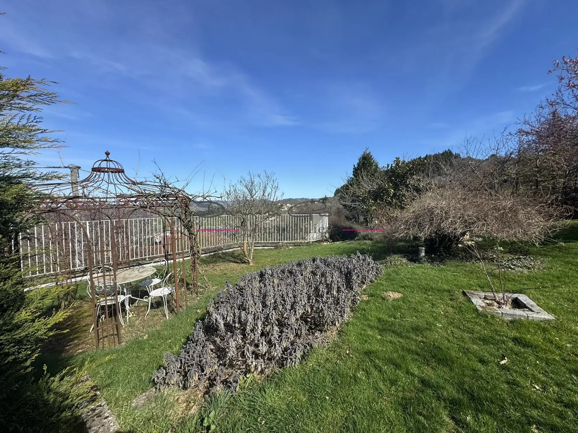 Maison de 200m² avec piscine à Thizy-les-Bourgs - Charme et confort 