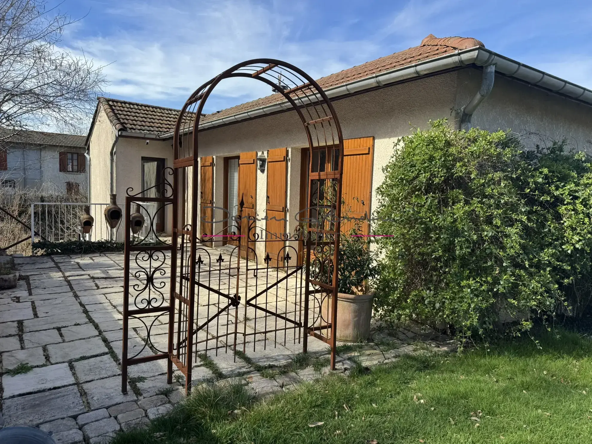 Maison de 200m² avec piscine à Thizy-les-Bourgs - Charme et confort 