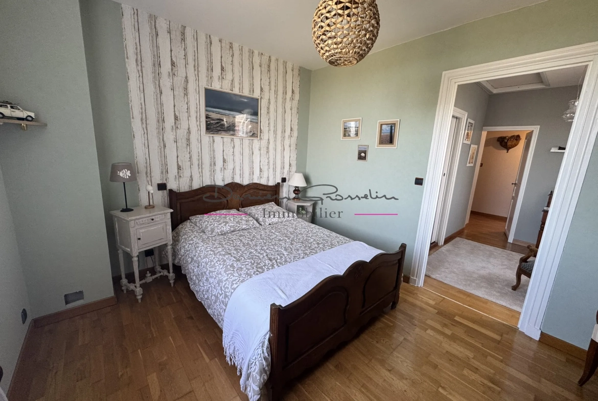 Maison de 200m² avec piscine à Thizy-les-Bourgs - Charme et confort 
