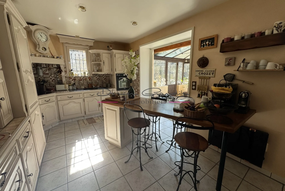 Maison de 200m² avec piscine à Thizy-les-Bourgs - Charme et confort 