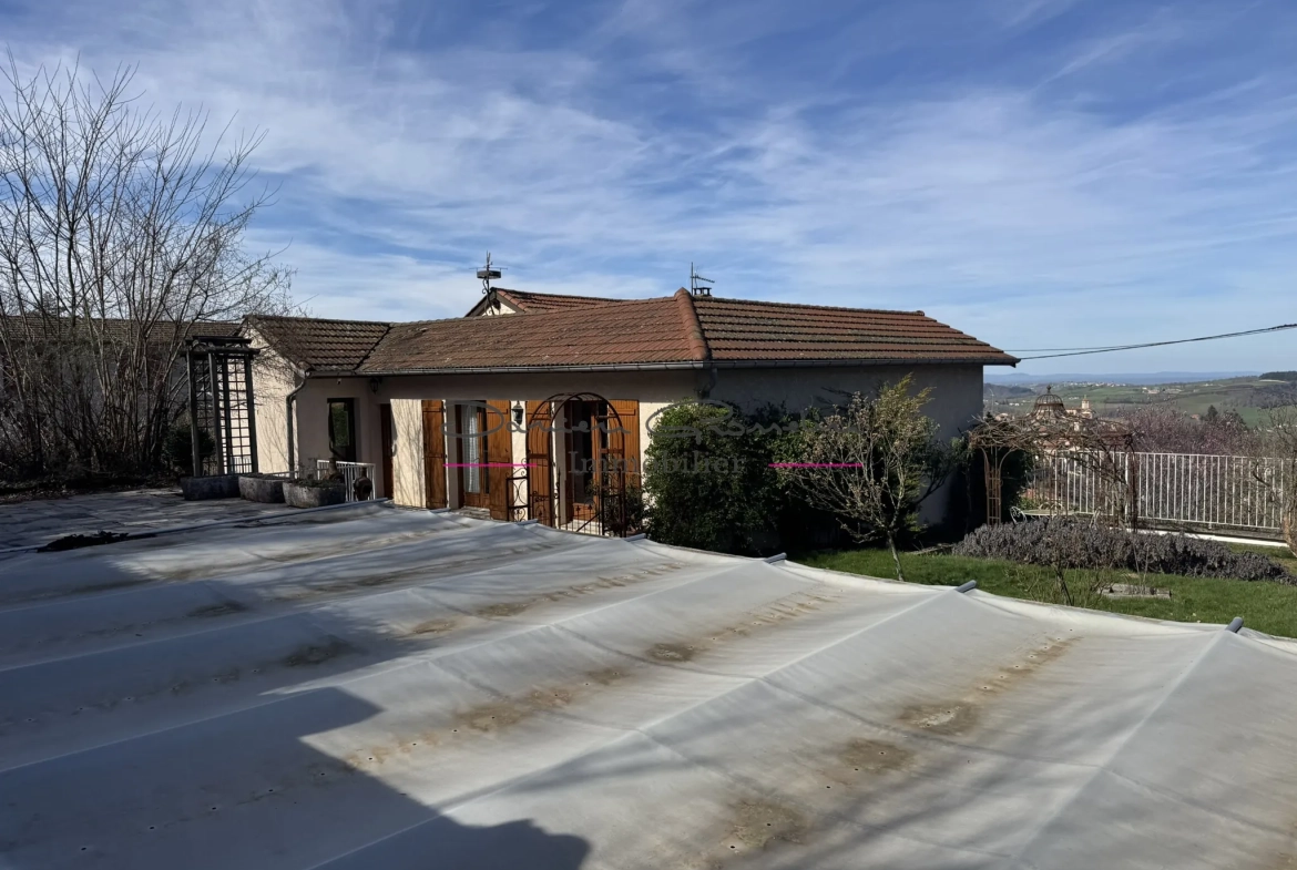 Maison de 200m² avec piscine à Thizy-les-Bourgs - Charme et confort 