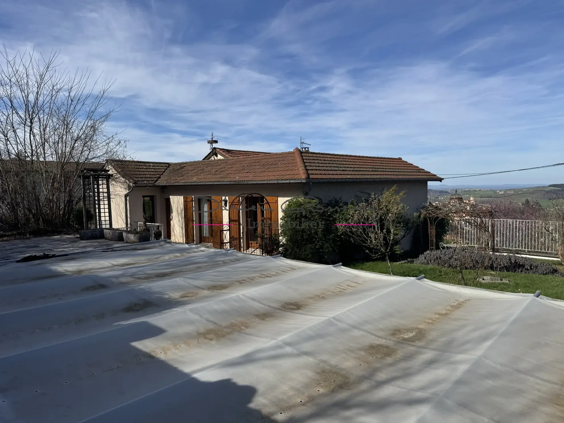 Maison de 200m² avec piscine à Thizy-les-Bourgs - Charme et confort 