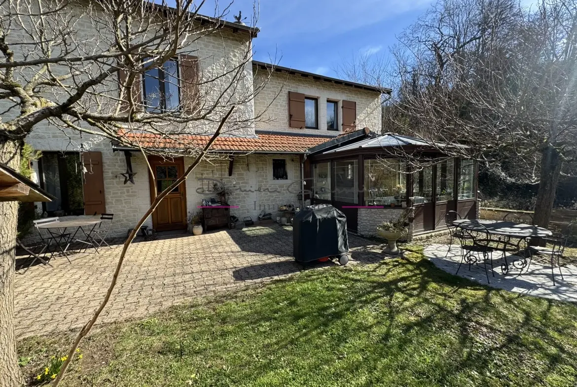 Maison de 200m² avec piscine à Thizy-les-Bourgs - Charme et confort 