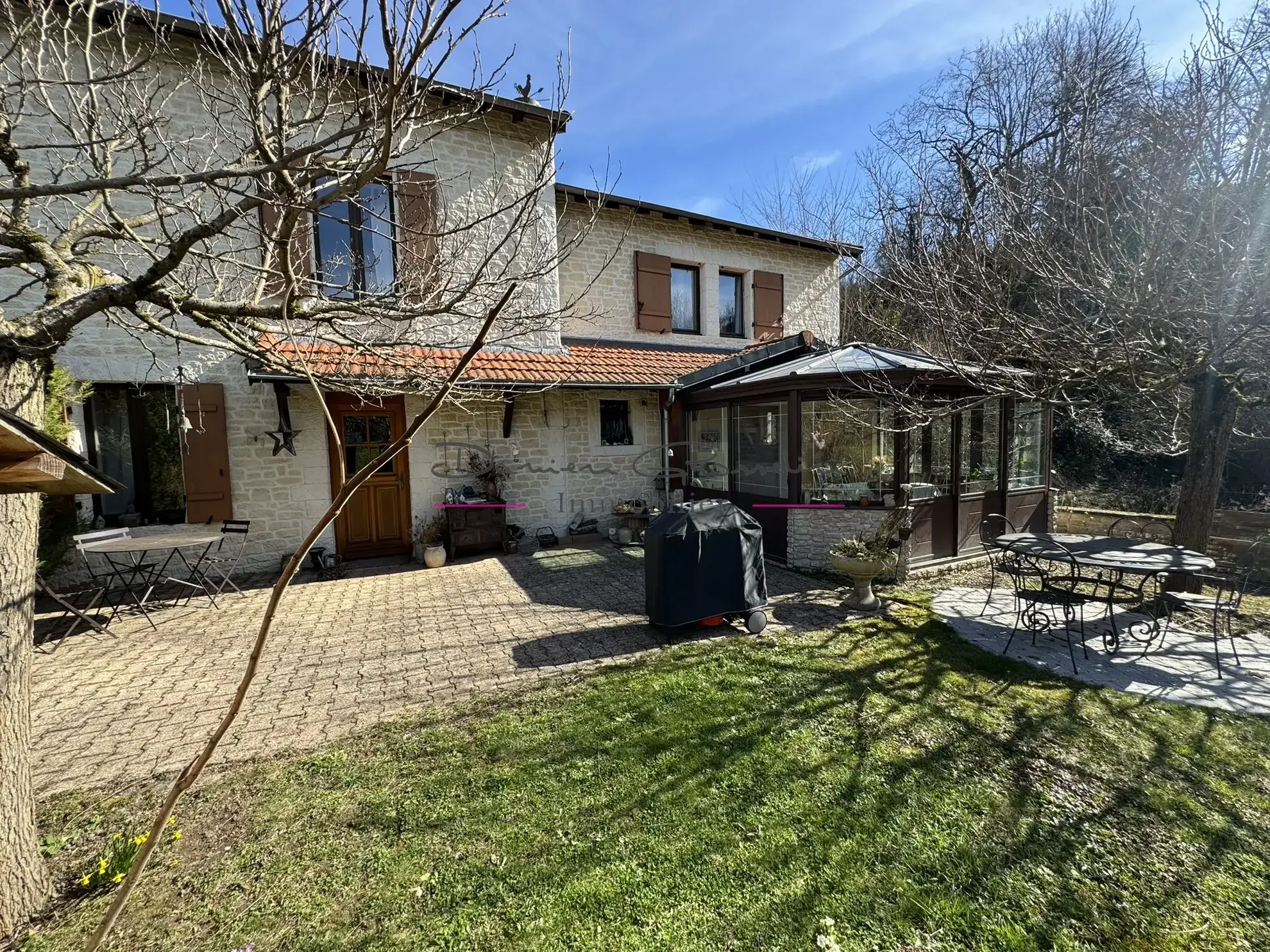 Maison de 200m² avec piscine à Thizy-les-Bourgs - Charme et confort 