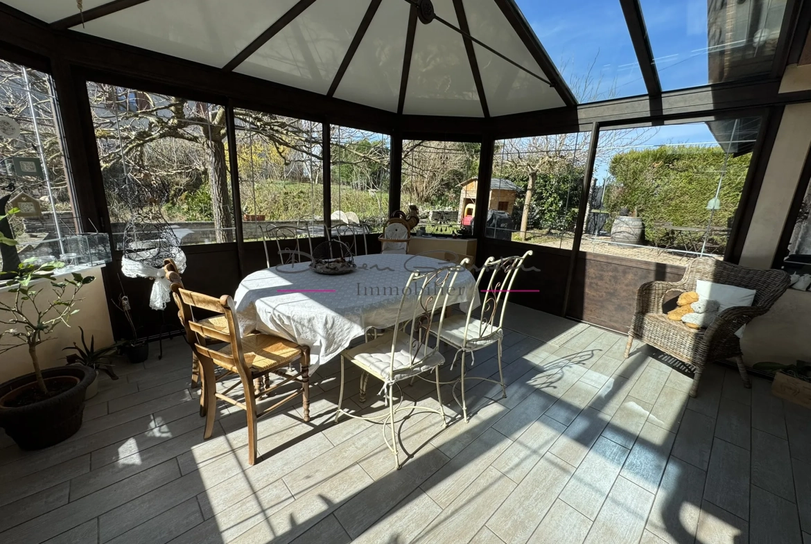 Maison de 200m² avec piscine à Thizy-les-Bourgs - Charme et confort 