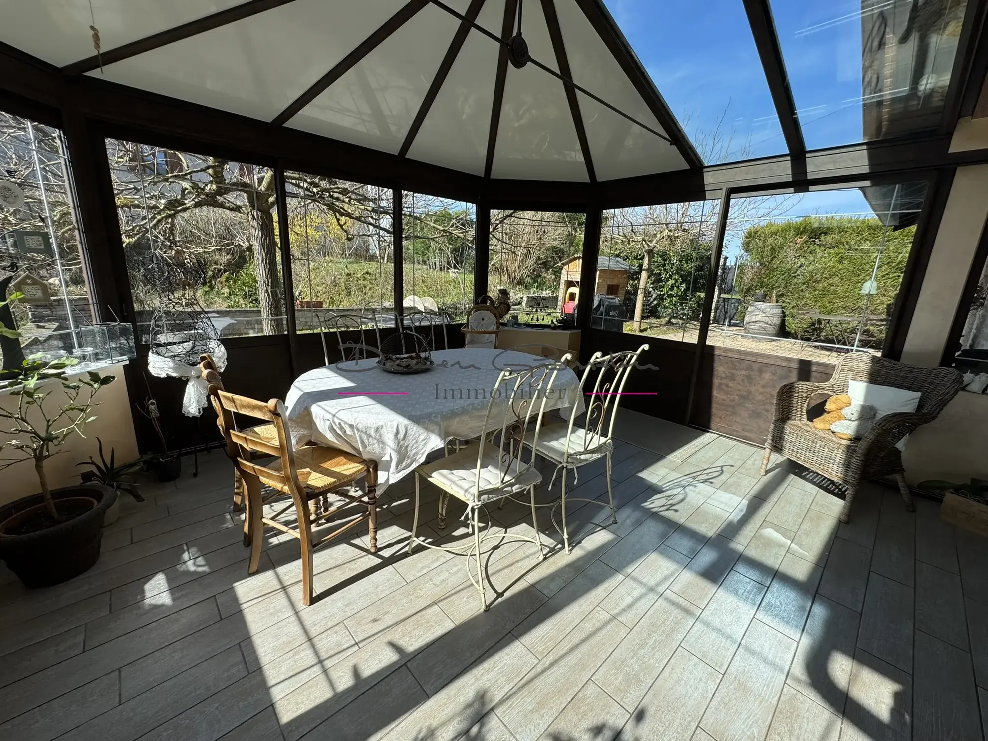 Maison de 200m² avec piscine à Thizy-les-Bourgs - Charme et confort 