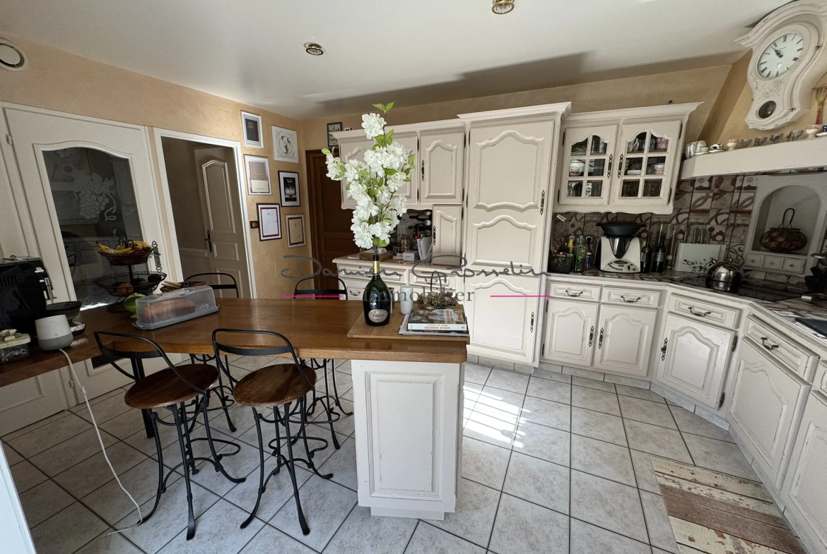 Maison de 200m² avec piscine à Thizy-les-Bourgs - Charme et confort 