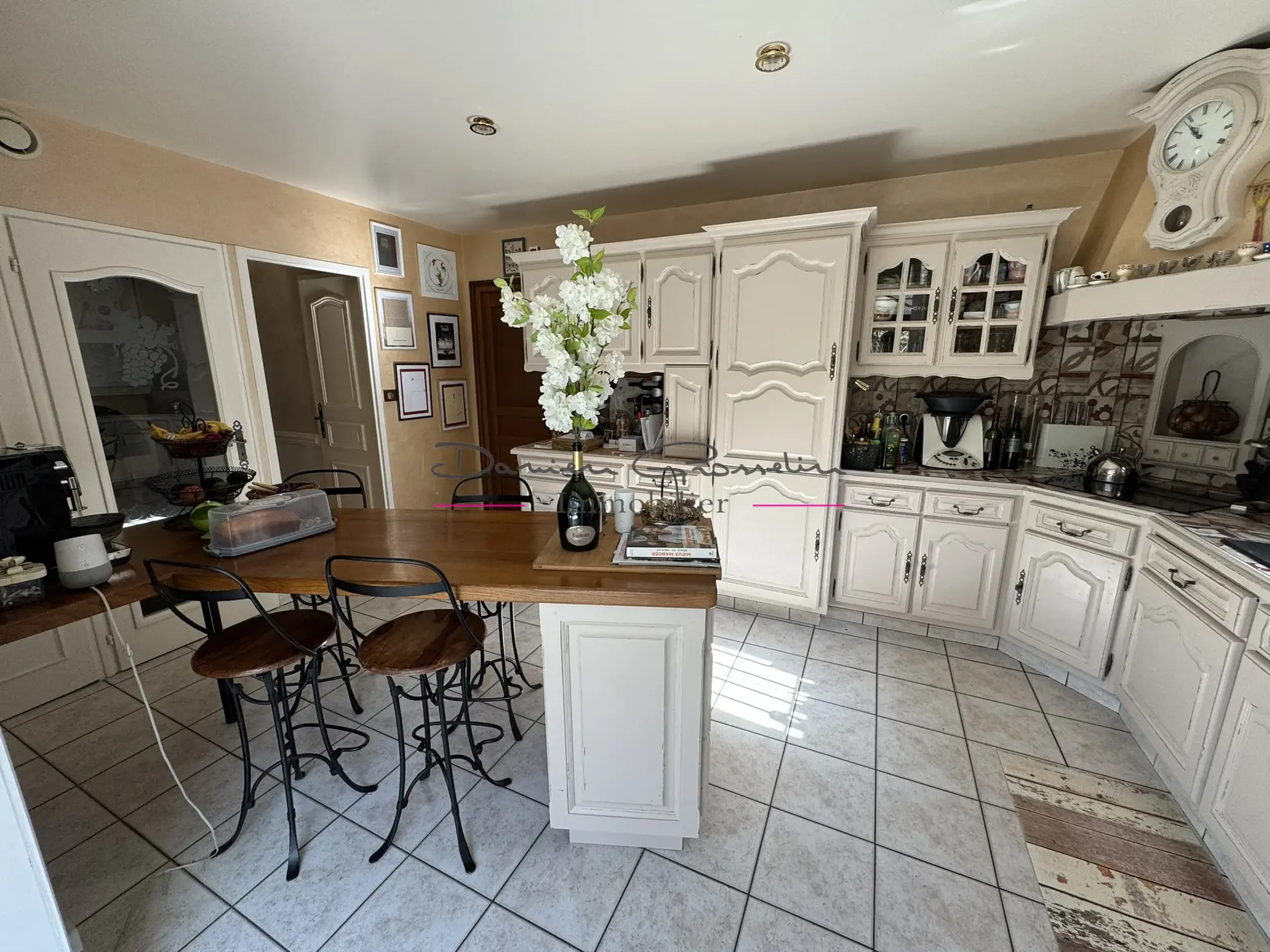 Maison de 200m² avec piscine à Thizy-les-Bourgs - Charme et confort 