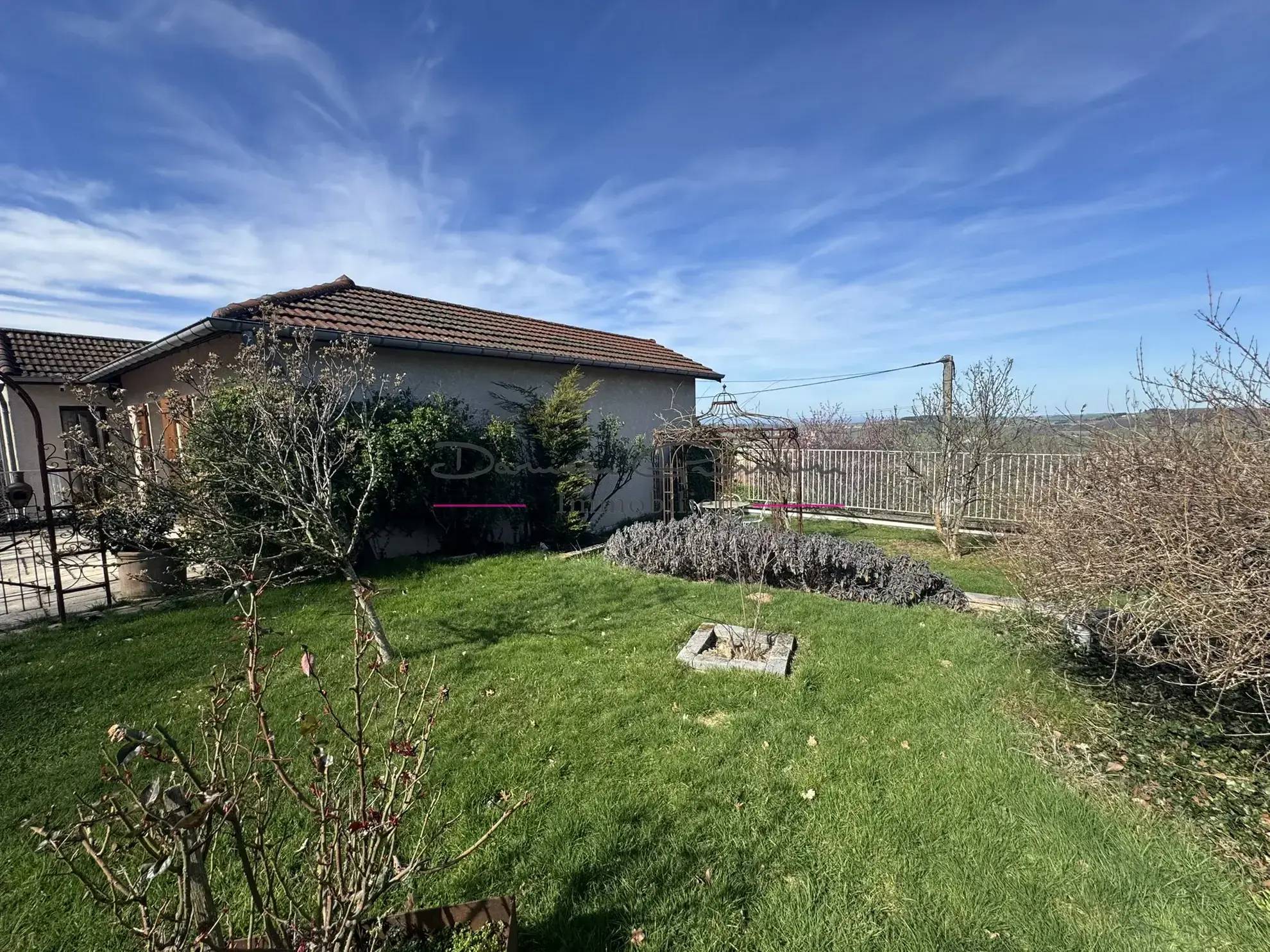 Maison de 200m² avec piscine à Thizy-les-Bourgs - Charme et confort 