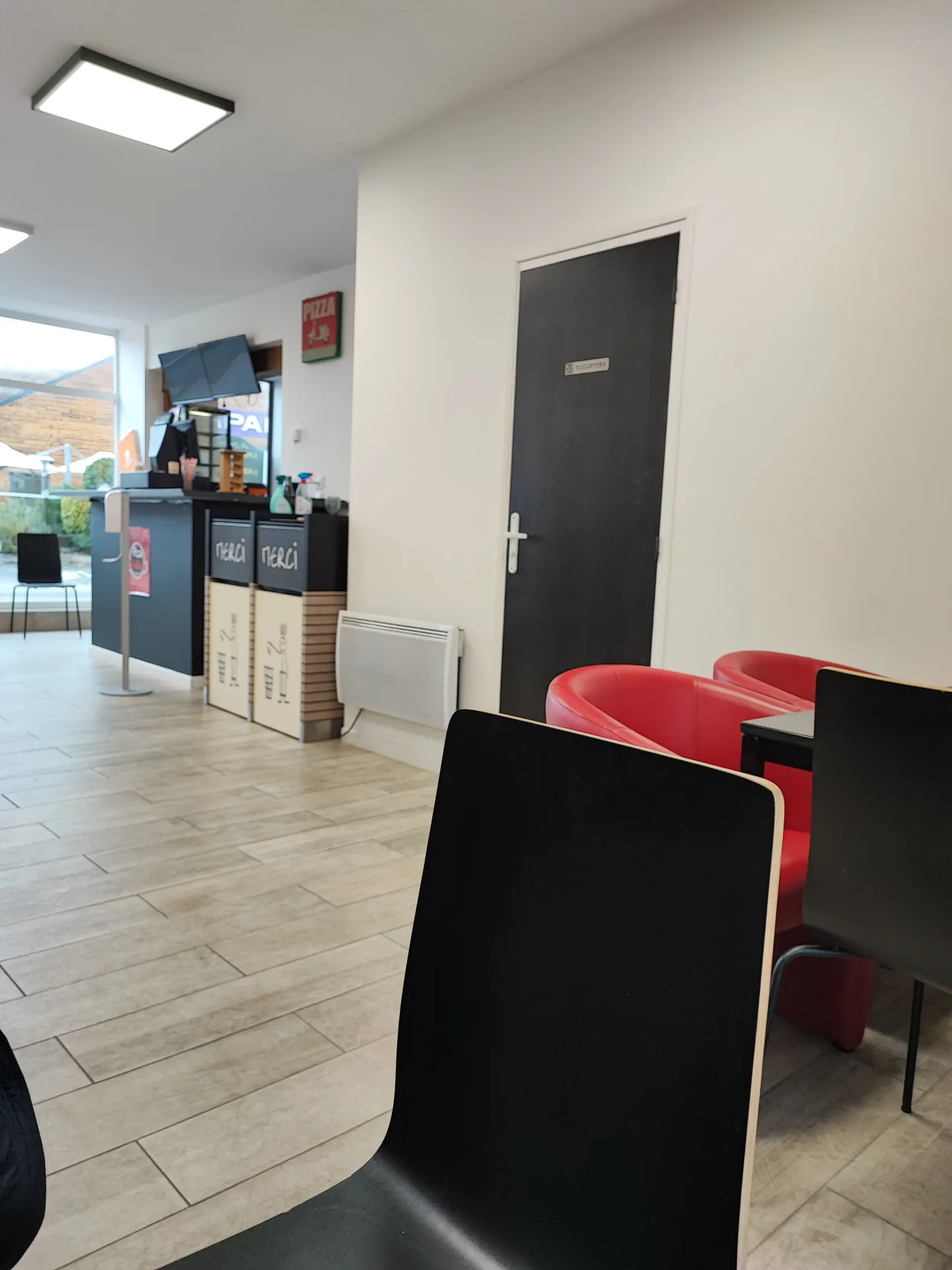 Local commercial rénové de 76m² à Vierzon, bail en cours 