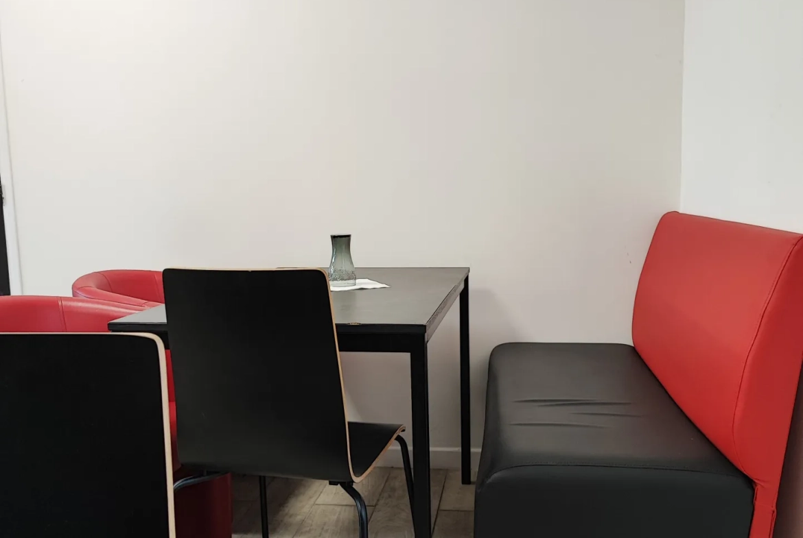Local commercial rénové de 76m² à Vierzon, bail en cours 