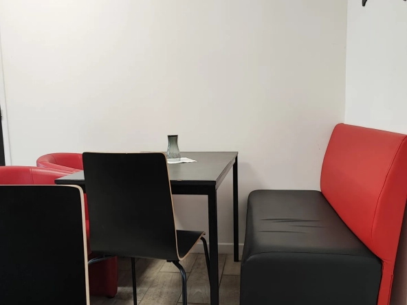 Local commercial rénové de 76m² à Vierzon, bail en cours