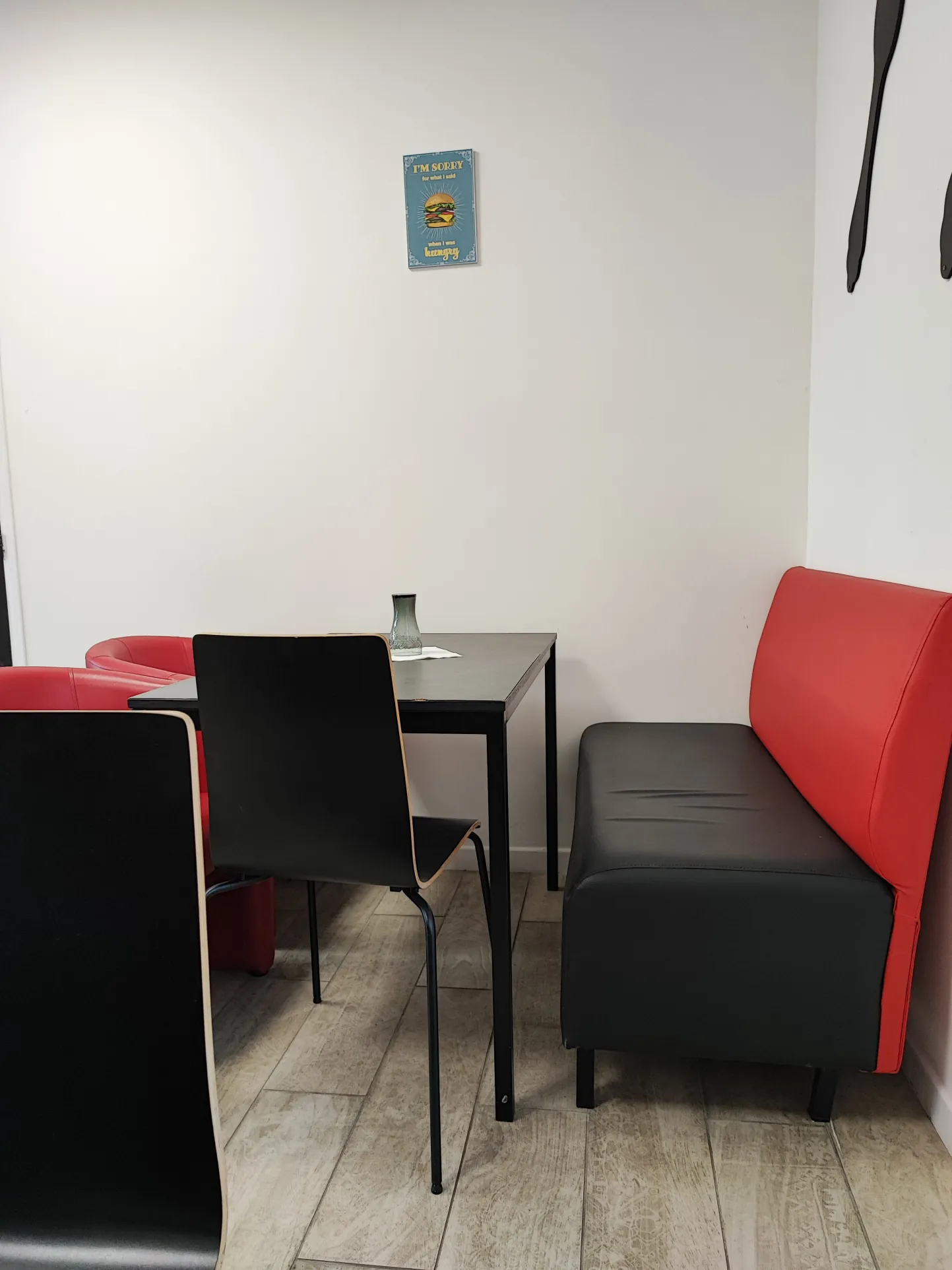 Local commercial rénové de 76m² à Vierzon, bail en cours 