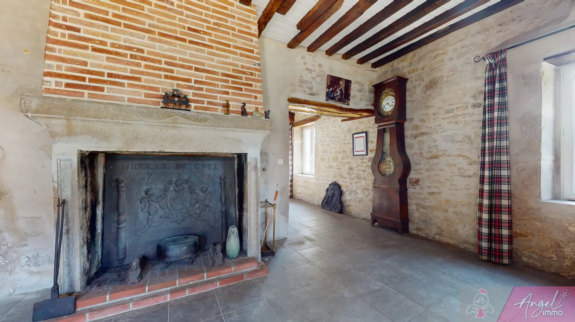 Belle maison en pierre de 264 m² à Tassenières avec grand terrain 