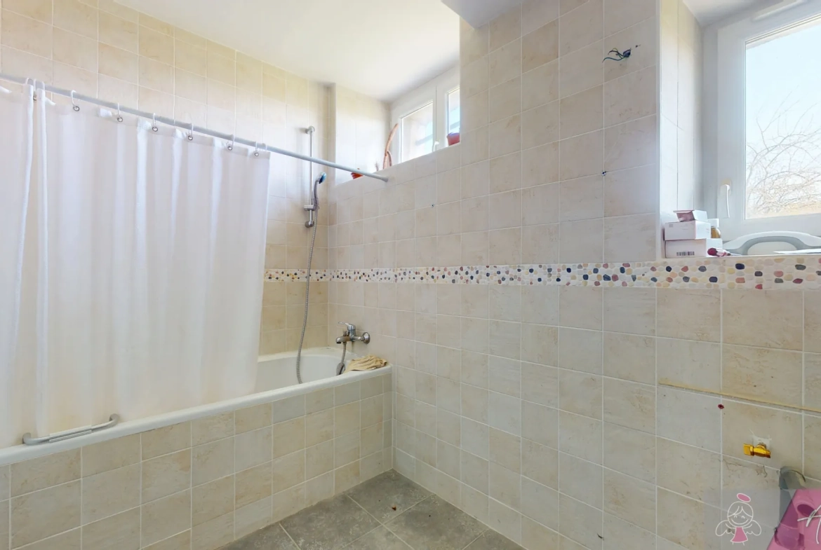 Belle maison en pierre de 264 m² à Tassenières avec grand terrain 