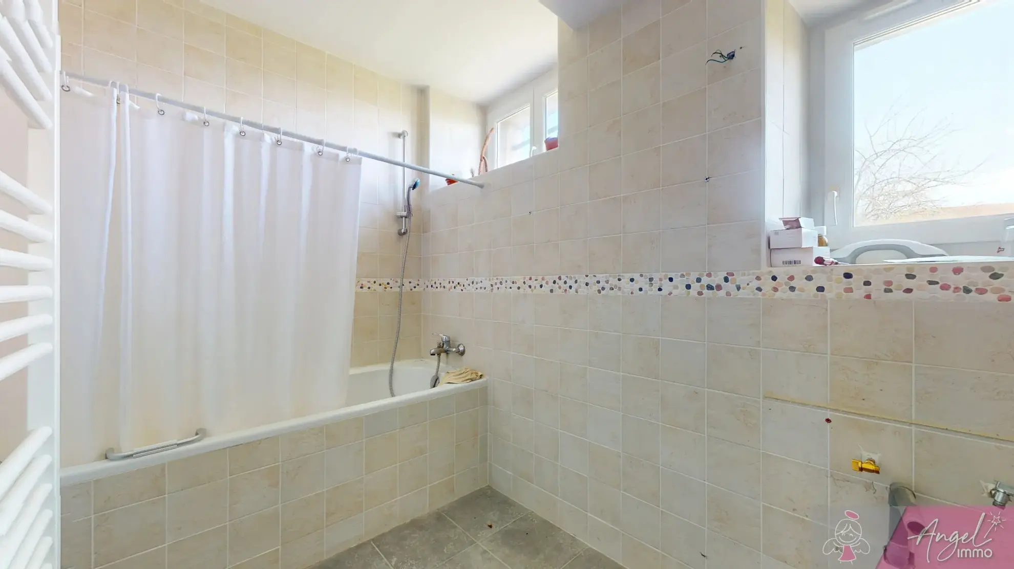 Belle maison en pierre de 264 m² à Tassenières avec grand terrain 