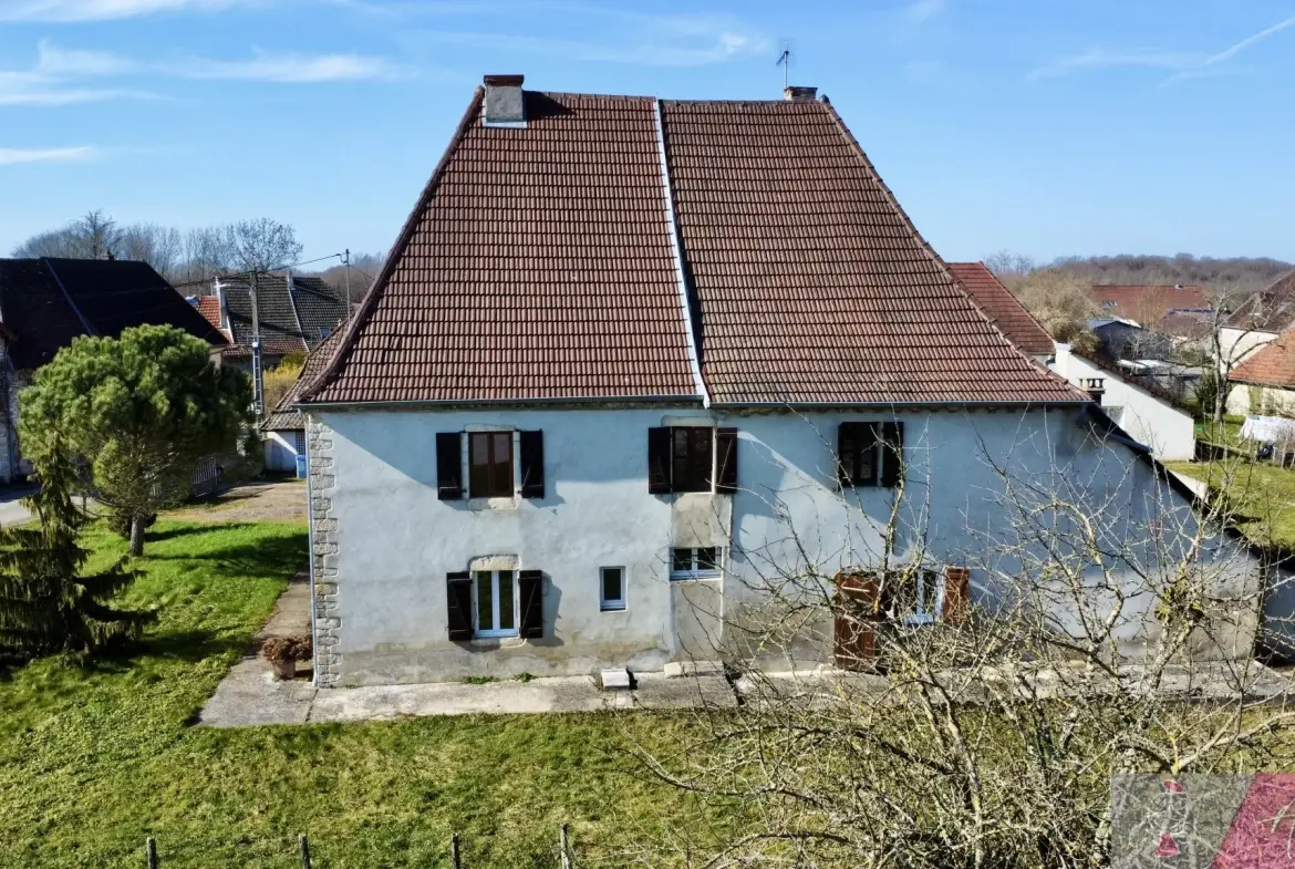 Belle maison en pierre de 264 m² à Tassenières avec grand terrain 