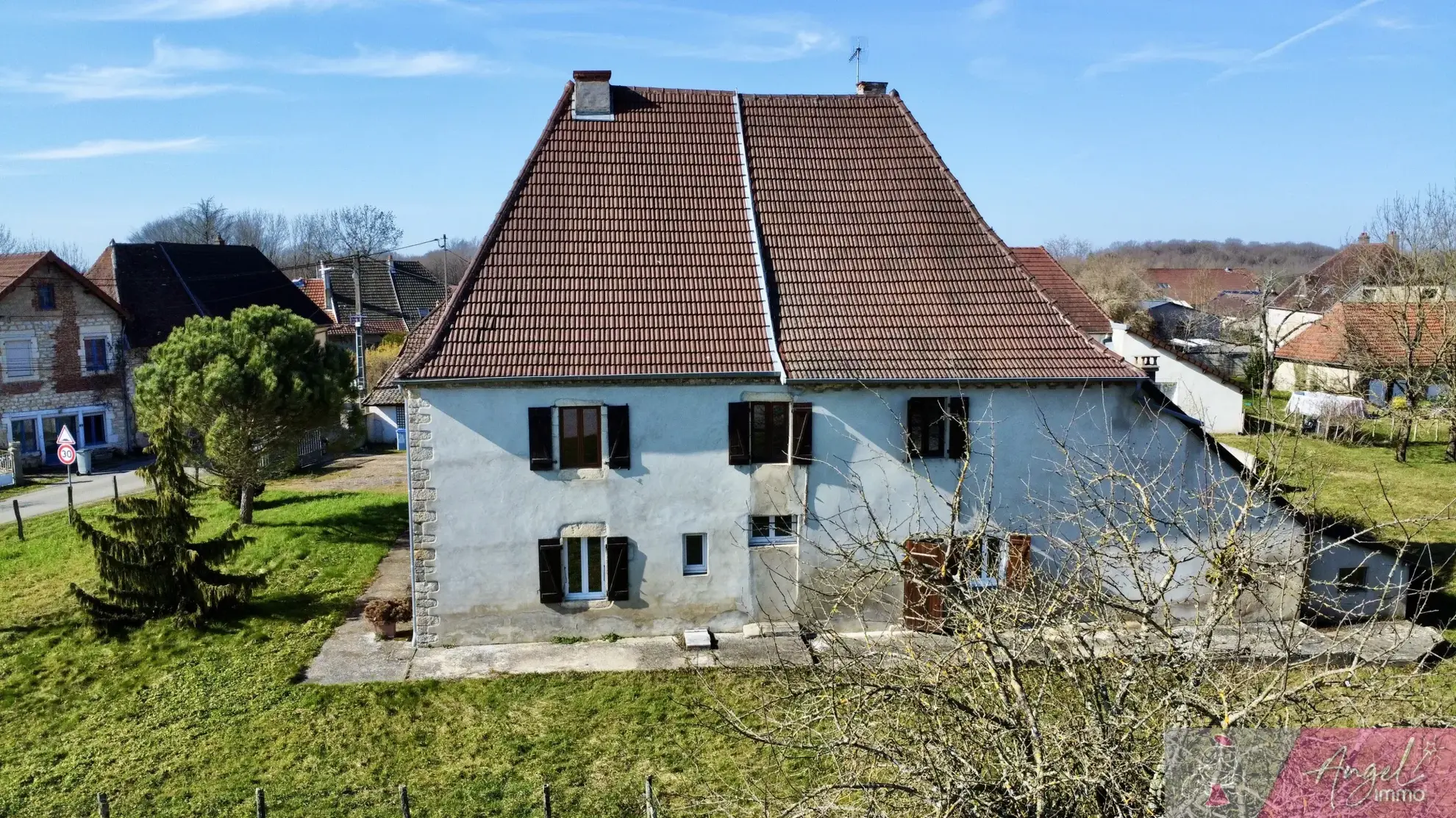 Belle maison en pierre de 264 m² à Tassenières avec grand terrain 