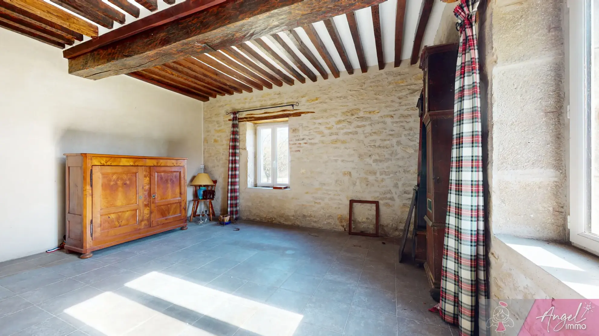 Belle maison en pierre de 264 m² à Tassenières avec grand terrain 