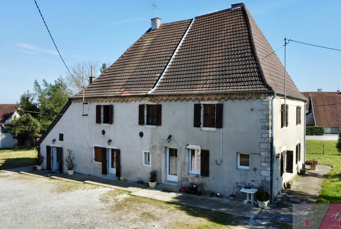 Belle maison en pierre de 264 m² à Tassenières avec grand terrain 