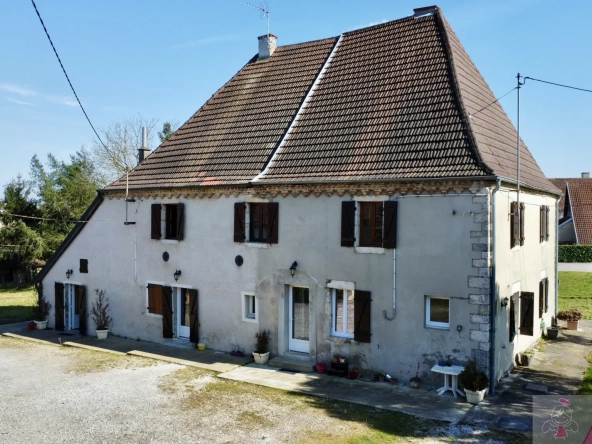 Belle maison en pierre de 264 m² à Tassenières avec grand terrain