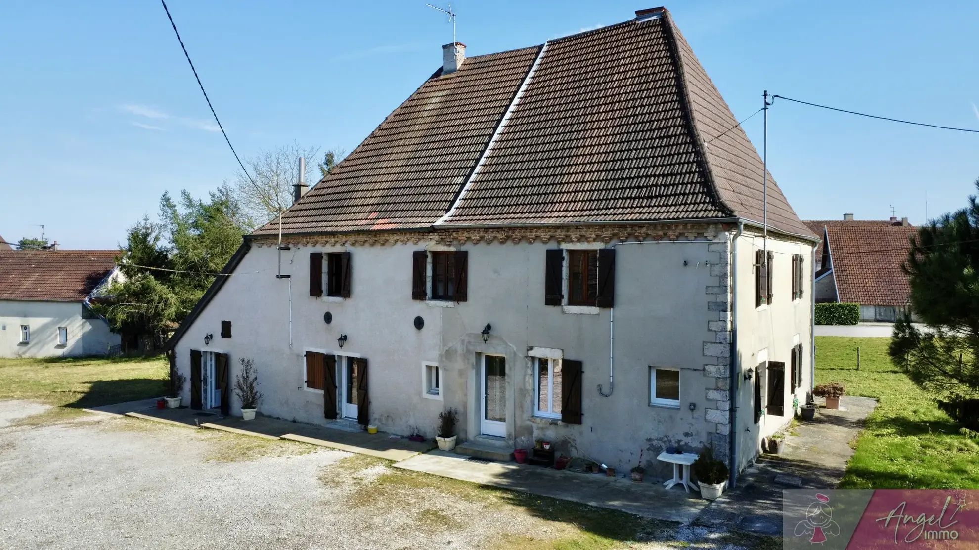 Belle maison en pierre de 264 m² à Tassenières avec grand terrain 